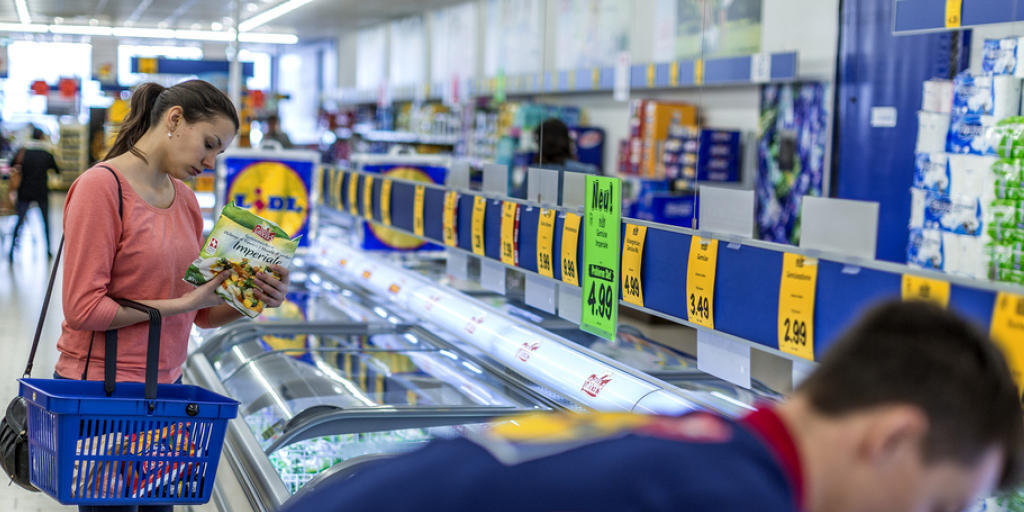Lidl-Angestellte in der Schweiz dürfen sich freuen: Sie erhalten im Geschäftsjahr 2016 mehr Lohn.