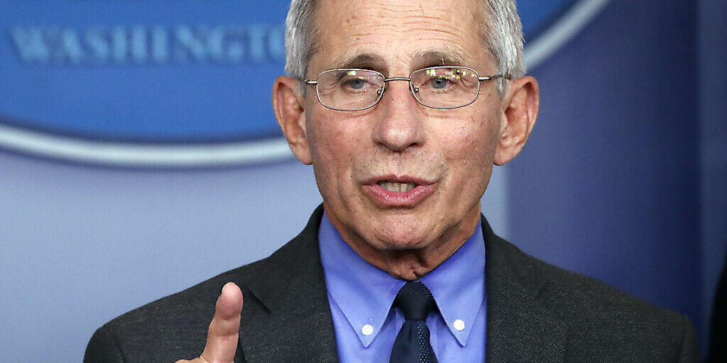 ARCHIV - Anthony Fauci, Direktor des Nationalen Instituts für Infektionskrankheiten, spricht im Weißen Haus über das Coronavirus. Der führende US-Virologe in der Corona-Krise, Anthony Fauci, hat eigenen Worten zufolge in den vergangenen zwei Wochen kein einziges Mal mit Präsident Donald Trump gesprochen. Foto: Alex Brandon/AP/dpa