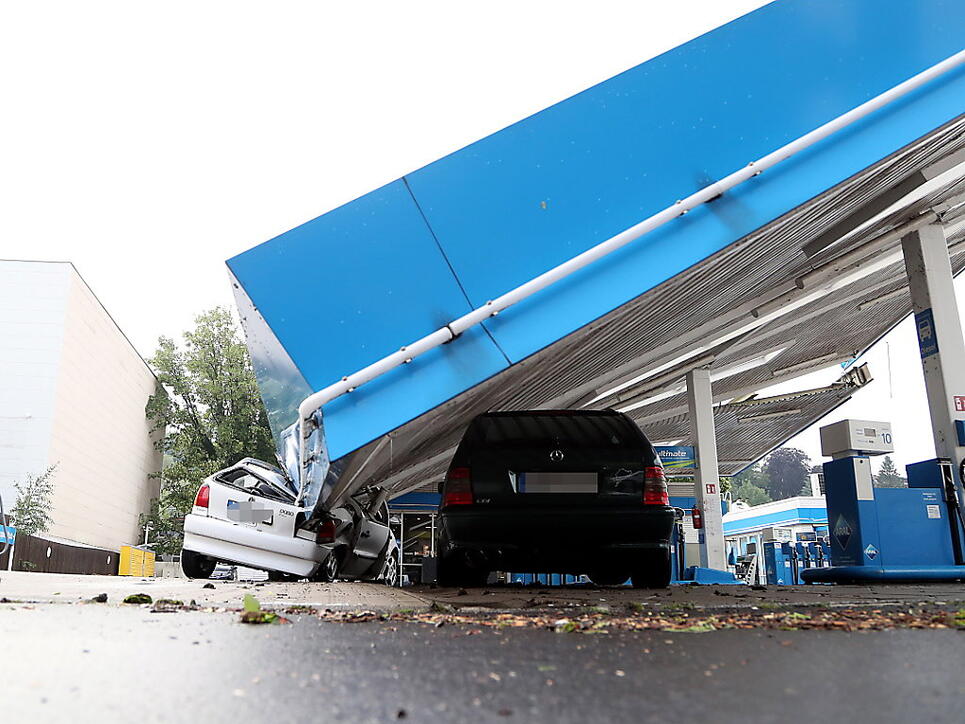 Unwetter haben am Dienstag in Deutschland - wie hier in Wuppertal - enorme Verwüstungen angerichtet.