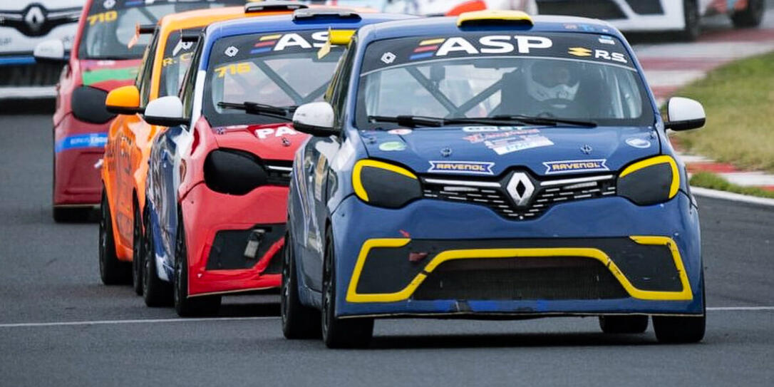 Der Einstieg in den Rennsport machte Linda Frey über Sim-Racing und stieg dann in den Twingo-Cup ein.