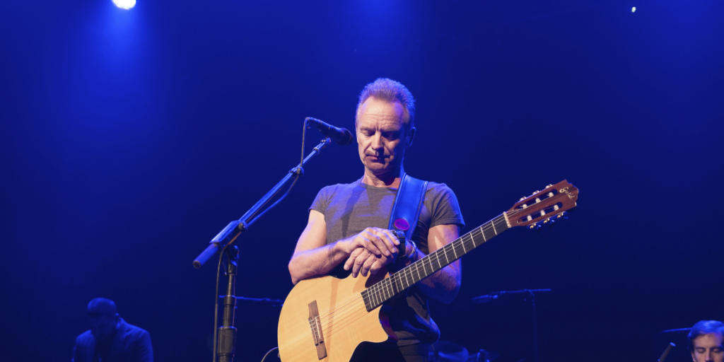 Schweigen für die Opfer im "Bataclan": Der britische Musiker Sting eröffnet den renovierten Saal nach den Anschlägen von Paris. Schweigen für die Opfer im "Bataclan": Der britische Musiker Sting eröffnet den renovierten Saal nach den Anschlägen von Paris.