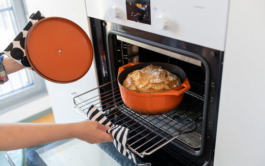 BACKEN, BROTBACKEN, KUECHE, BACKOFEN, OFEN,  ZUBEREITUNG,