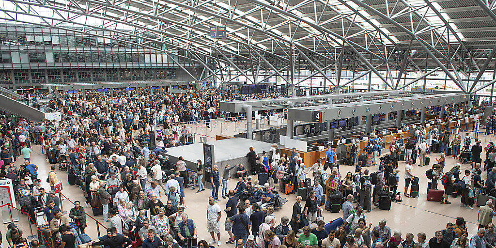 Im Laufe des Montags hat sich der Flugbetrieb am Flughafen Hamburg wieder einigermassen normalisiert: Am Sonntag hatte eine schadhafte Isolierung an einem Kupferkabel zum Black-Out geführt.