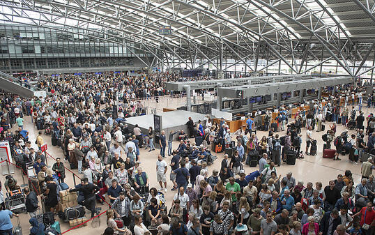 Im Laufe des Montags hat sich der Flugbetrieb am Flughafen Hamburg wieder einigermassen normalisiert: Am Sonntag hatte eine schadhafte Isolierung an einem Kupferkabel zum Black-Out geführt.