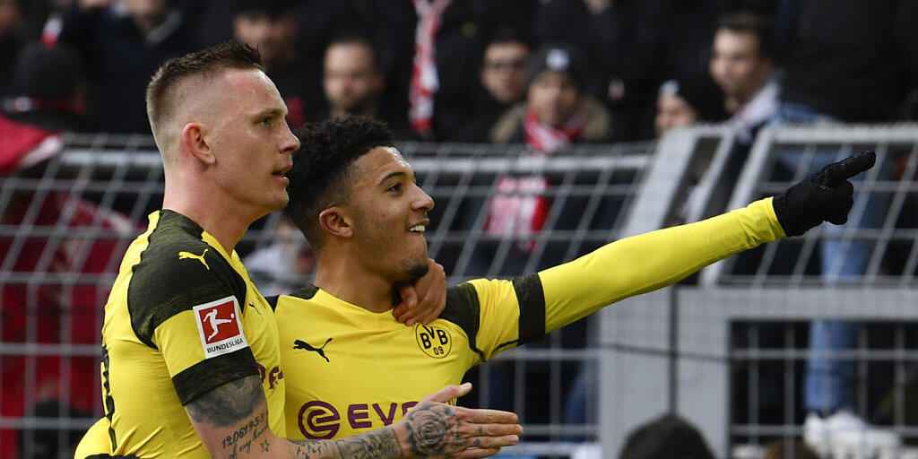Dortmunds Doppeltorschütze Jadon Sancho (rechts) lässt sich feiern