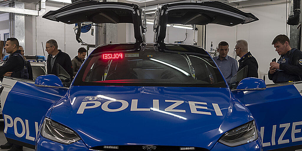 Die Basler Kantonspolizei hat ihre ersten Teslas des Modells X 100D erhalten.