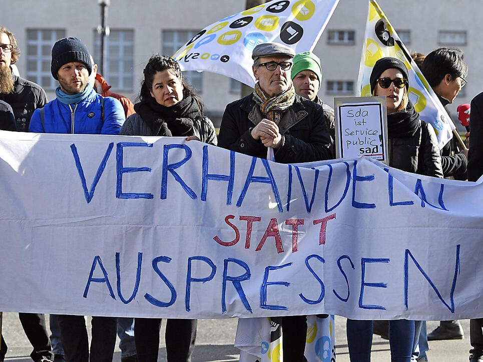 Journalistinnen und Journalisten der Schweizerischen Depeschenagentur sowie Gewerkschaftsvertreter haben am Mittwoch gegen den geplanten Stellenabbau vor dem Tamedia-Hauptsitz in Zürich demonstriert.