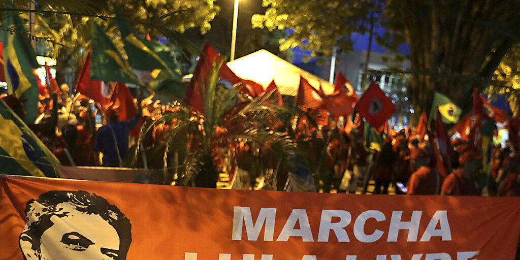 Viele Brasilianer wollen, dass der eingesperrte Ex-Präsident des Landes, Luiz Inacio Lula da Silva, wieder Präsident Brasiliens wird.