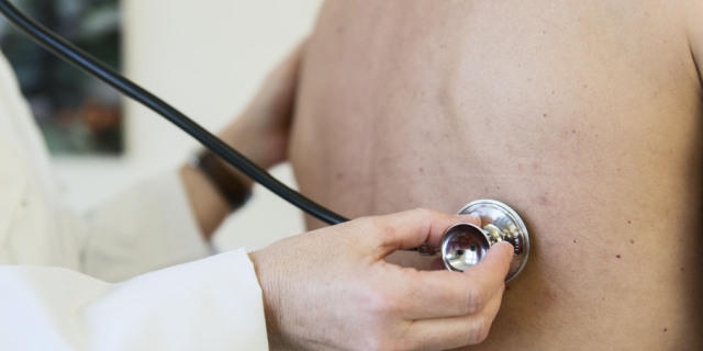 Eine Ärztin untersucht einen Patienten (Symbolbild)