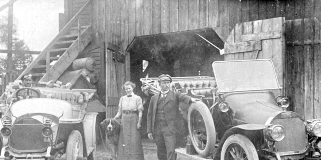 Zwei Martini-Autos auf dem Bleicheareal in Frauenfeld, um 1905 (Fotosammlung Hansulrich Guhl, Frauenfeld). 
Das Bild gehört zur Ausstellung "Schreck und Schraube. Weltindustrie im Thurgau" des Historischen Museums Thurgau.
