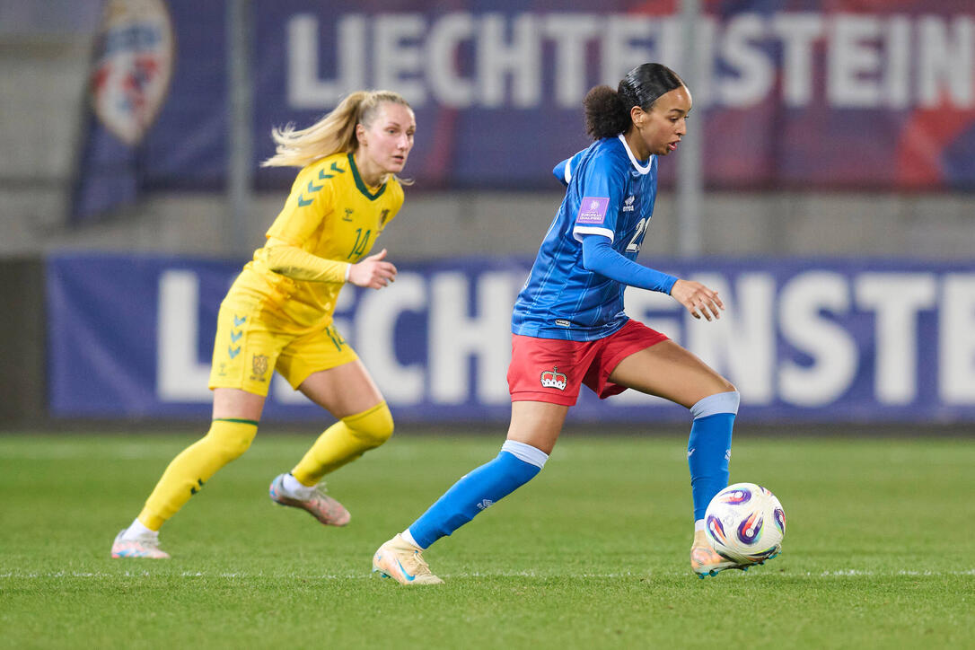 Bei ihrem Deb&uuml;t &uuml;berzeugte Joy Steck (r.) gleich direkt mit starken offensiven Aktionen.