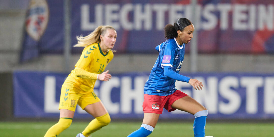 Bei ihrem Deb&uuml;t &uuml;berzeugte Joy Steck (r.) gleich direkt mit starken offensiven Aktionen.