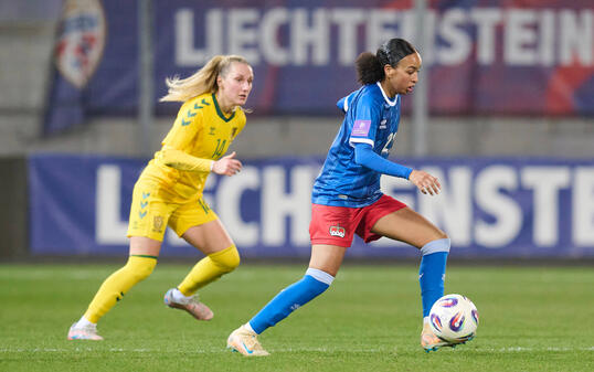 Bei ihrem Deb&uuml;t &uuml;berzeugte Joy Steck (r.) gleich direkt mit starken offensiven Aktionen.