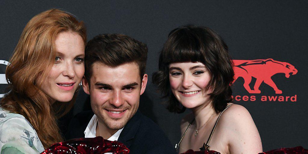 Das sind die neuen Gesichter des deutschen Films: V.l.n.r. Regisseurin Theresa von Eltz und die Schauspieler Lucas Reiber und Lea van Acken mit ihren "New Faces"-Trophäen.