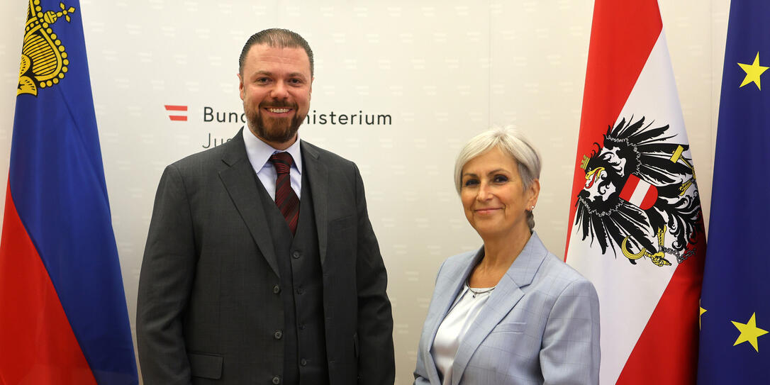 Regierungsrat und Justizminister Emanuel Schädler und Anna Sporrer, Bundesministerin für Justiz.