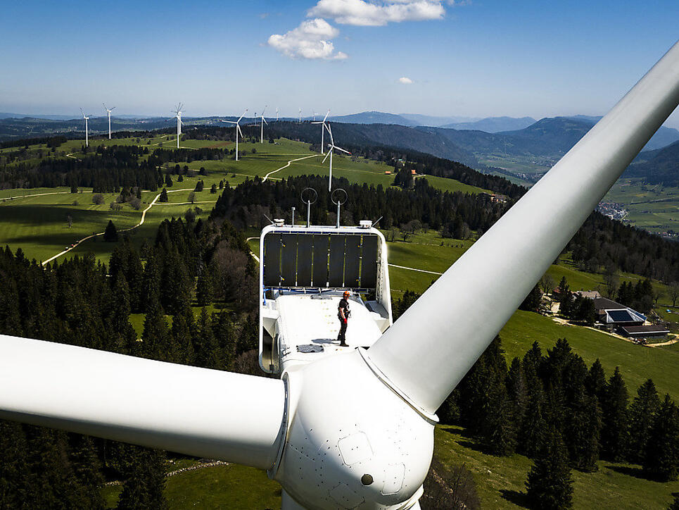 Mindestens zwei Turbinen des Windparks auf dem Mont-Crosin und Mont-Soleil im Berner Jura sind beschädigt worden. (Archivbild)