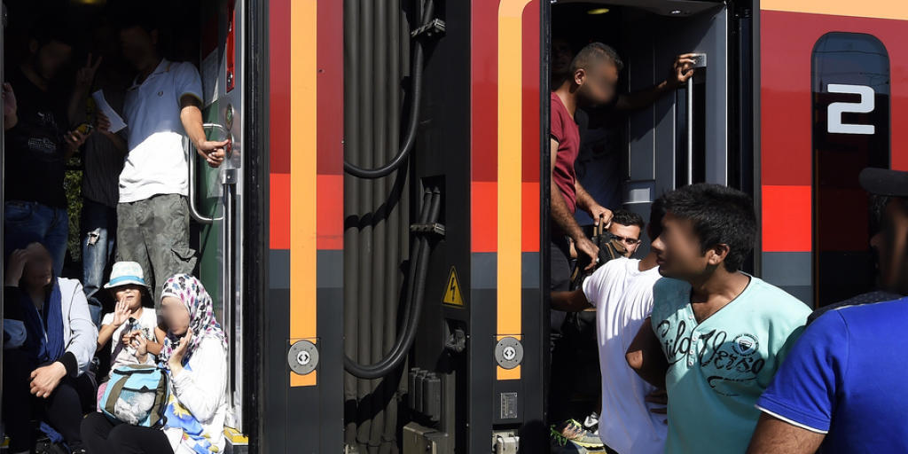 Flüchtlinge am Montag auf einem Bahnsteig am Bahnhof in Hegyeshalom, Ungarn.