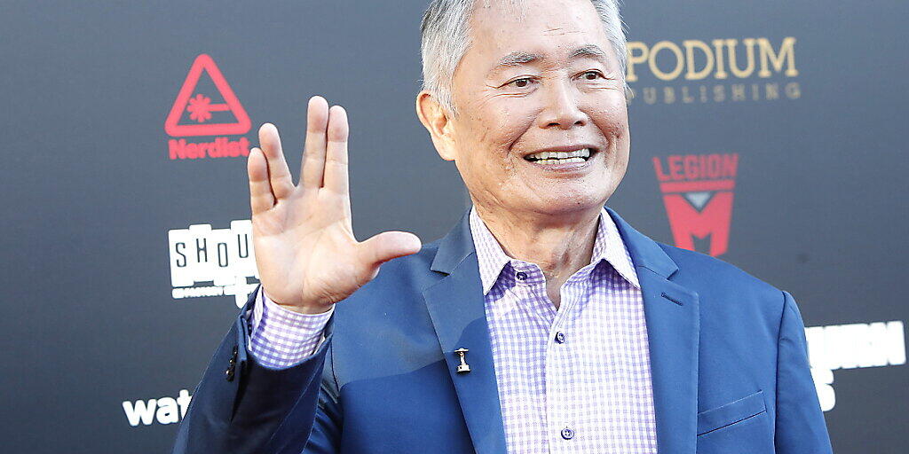 Der amerikanische Schauspieler George Takei empfiehlt in Zeiten der Corona-Pandemie den Vulkanier-Gruss. (Archivbild) Der amerikanische Schauspieler George Takei empfiehlt in Zeiten der Corona-Pandemie den Vulkanier-Gruss. (Archivbild)