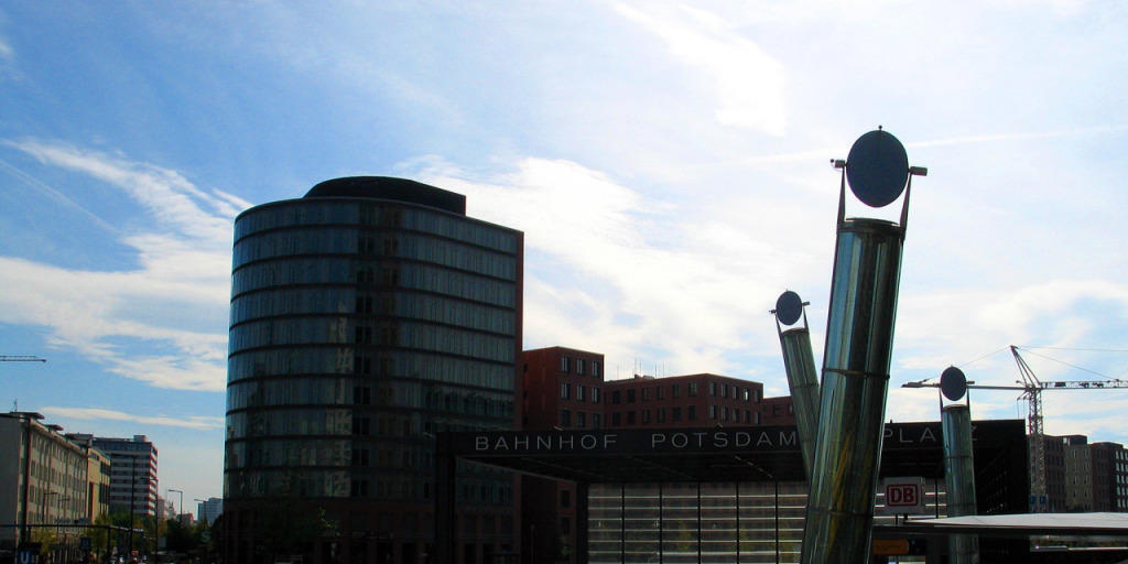 Der Potsdamer Platz im Zentrum von Berlin, aufgenommen am 4. Oktober 2004. Das Areal besteht aus der so genannten Daimler-City und dem Sony-Center. Der Platz zählt zu den beliebtesten Attraktionen des Berlins und ist nun in kanadische Hände übergegangen. (Archiv)