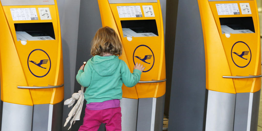 Keine Warteschlangen an den Check-in-Schaltern der Lufthansa am Flughafen Frankfurt.