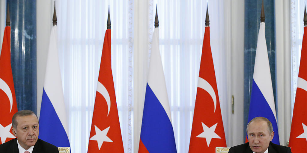 Russland und die Türkei wollen ihre Bezeihungen nach monatelangem Streit wieder normalisieren. (AP Photo/Alexander Zemlianichenko) Russland und die Türkei wollen ihre Bezeihungen nach monatelangem Streit wieder normalisieren. (AP Photo/Alexander Zemlianichenko)