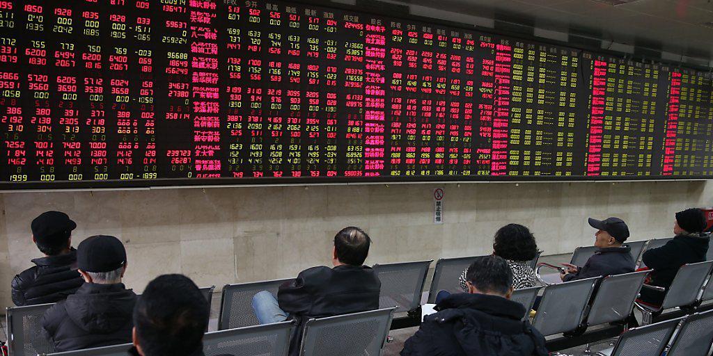 Chinesische Investoren beobachten die Entwicklung der Kurse an der chinesischen Börse. Chinesische Behörden haben in ihrem Kampf gegen Schattenbanken in China Fälle von Geldwäsche und illegalen Finanztransfers im Volumen von etwas 117 Milliarden Euro entdeckt, so Medienberichte.