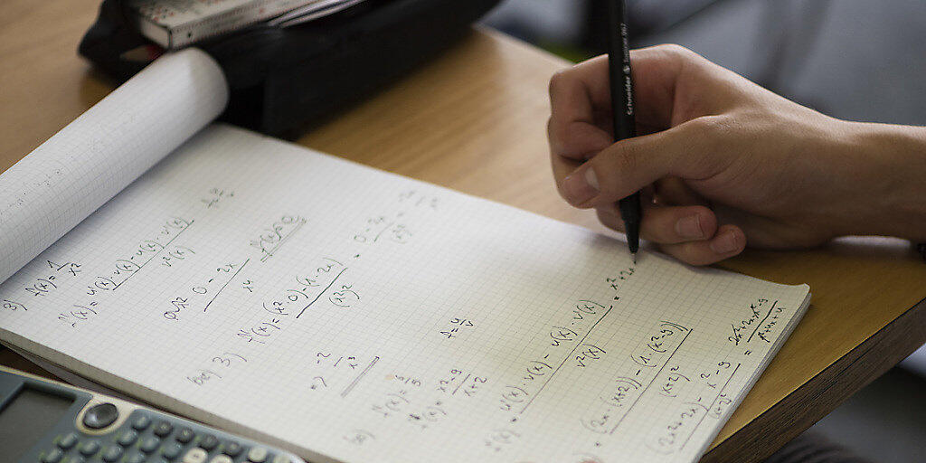 Viele Schülerinnen und Schüler in der Schweiz sind mit anspruchsvolleren Mathematikprüfungen überfordert. Das zeigt eine neue Studie. (Themenbild)