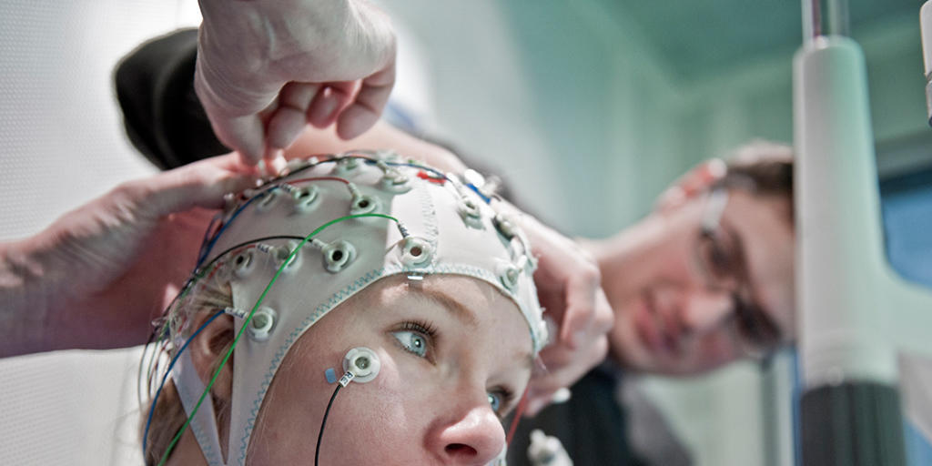 Mittels Elektroenzephalogramm (EEG) massen Berner Forschende die Hirnaktivität während eines Assoziationstests. Mittels Elektroenzephalogramm (EEG) massen Berner Forschende die Hirnaktivität während eines Assoziationstests.