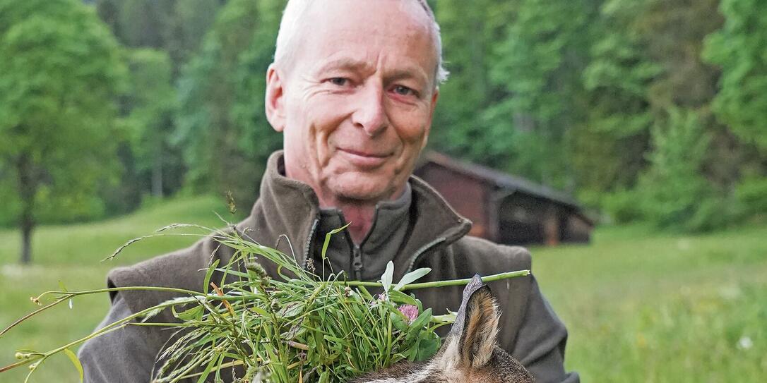 Bevor der Landwirt mäht, suchen die Rehkitzretter die Wiese mit Drohnen nach Jungtieren ab. Denn Rehkitze fliehen bei Gefahr nicht, sondern ducken sich, wie der Präsident der Rehkitzrettung Liechtenstein, Dithmar Meier, erklärt.