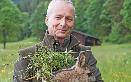 Bevor der Landwirt m&auml;ht, suchen die Rehkitzretter die Wiese mit Drohnen nach Jungtieren ab. Denn Rehkitze fliehen bei Gefahr nicht, sondern ducken sich, wie der Pr&auml;sident der Rehkitzrettung Liechtenstein, Dithmar Meier, erkl&auml;rt.
