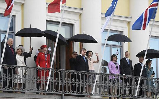 Trotz Regen in Feierlaune: Der finnische Präsident Sauli Niinistö, seine Frau Jenni Haukio (Mitte) und ihre hochrangigen Gäste.