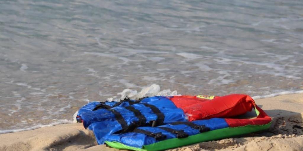 HANDOUT - Eine Rettungsweste liegt am Strand. Beim Untergang eines Bootes mit Flüchtlingen sind vor der Küste im Westen Libyens mindestens 74 Menschen ertrunken. An Bord des Bootes sollen demnach mehr als 120 Menschen gewesen sein, darunter auch Kinder. Foto: Hussein Ben Mosa/IOM 2020/AP/dpa - ACHTUNG: Nur zur redaktionellen Verwendung im Zusammenhang mit der aktuellen Berichterstattung und nur mit vollständiger Nennung des vorstehenden Credits