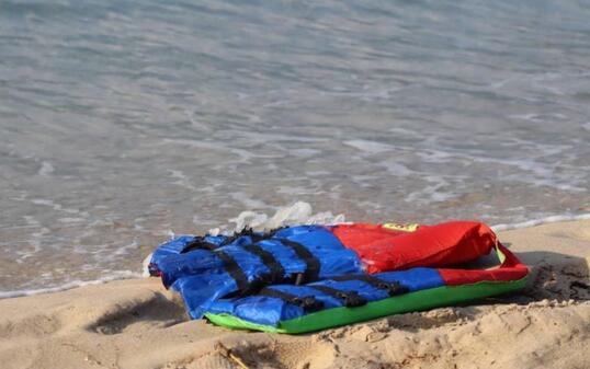HANDOUT - Eine Rettungsweste liegt am Strand. Beim Untergang eines Bootes mit Flüchtlingen sind vor der Küste im Westen Libyens mindestens 74 Menschen ertrunken. An Bord des Bootes sollen demnach mehr als 120 Menschen gewesen sein, darunter auch Kinder. Foto: Hussein Ben Mosa/IOM 2020/AP/dpa - ACHTUNG: Nur zur redaktionellen Verwendung im Zusammenhang mit der aktuellen Berichterstattung und nur mit vollständiger Nennung des vorstehenden Credits