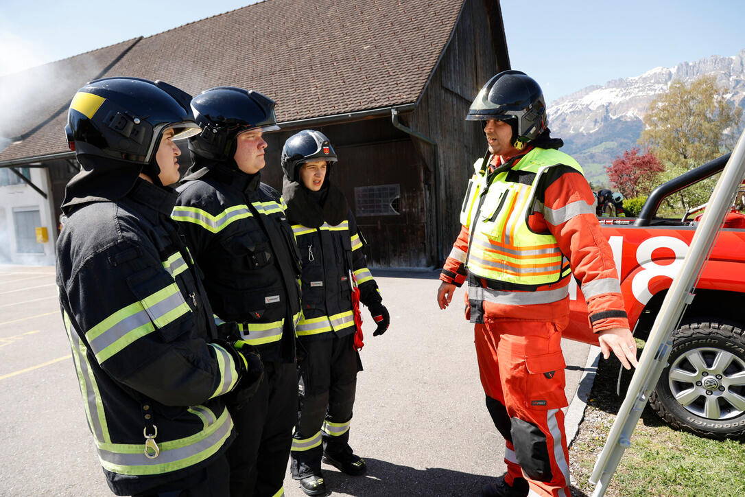 Schluss&uuml;bung beim Kurs f&uuml;r neue Feuerwehrleute beim "Restaurant L&ouml;wen&raquo; in Gamprin-Bendern.