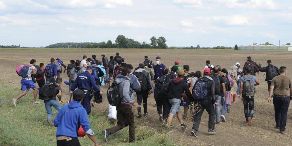 Migranten in Ungarn: Eine Kamerafrau eines ungarischen Internetfernsehens wurde entlassen, weil Bilder von ihr aufgetaucht waren, auf denen sie Flüchtlinge tritt. (Symbolbild)