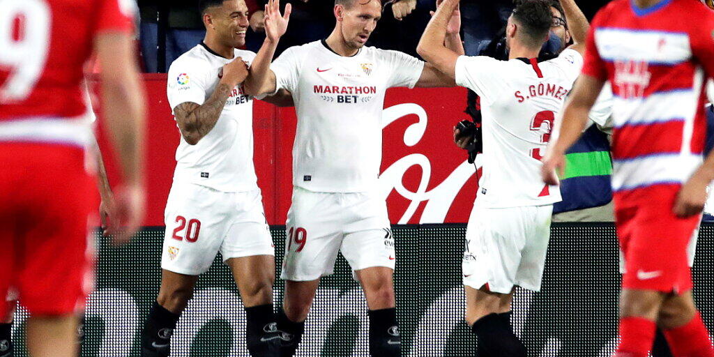 Sevilla-Stürmer Luuk de Jong (Bildmitte) jubelt mit seinen Teamkollegen