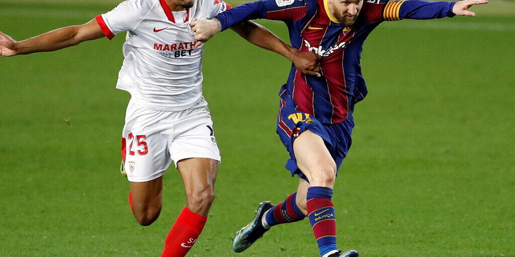 Lionel Messi (rechts) muss sich hier gegen Sevillas Fernando Reges wehren