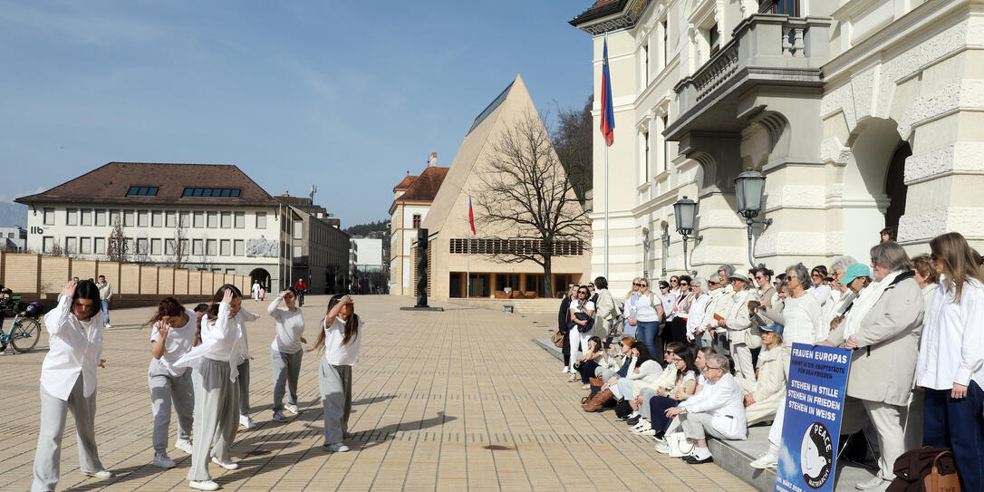 Friedensaktion vor dem Regierungsgeb&auml;ude anl&auml;sslich vom intern