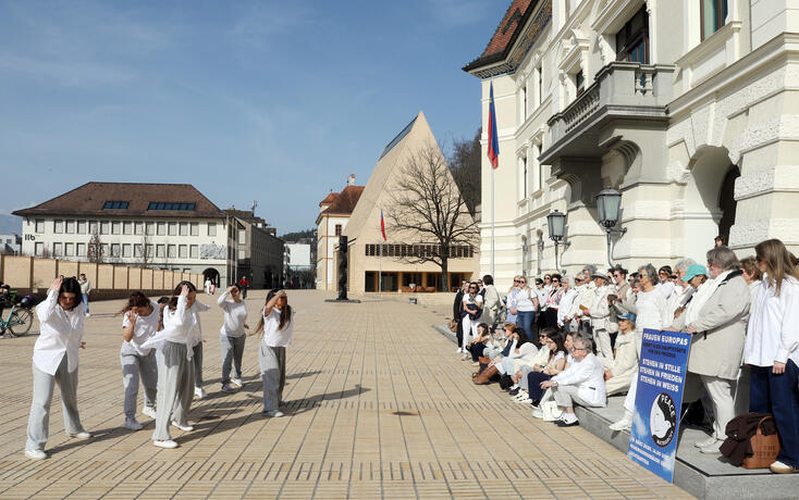 Friedensaktion vor dem Regierungsgeb&auml;ude anl&auml;sslich vom intern