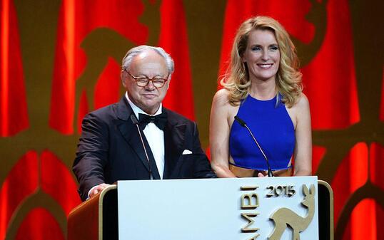 Preis-Stifter Hubert Burda mit seiner Ehefrau, der Schauspielerin Maria Furtwängler, an der Bambi-Verleihung in Berlin.