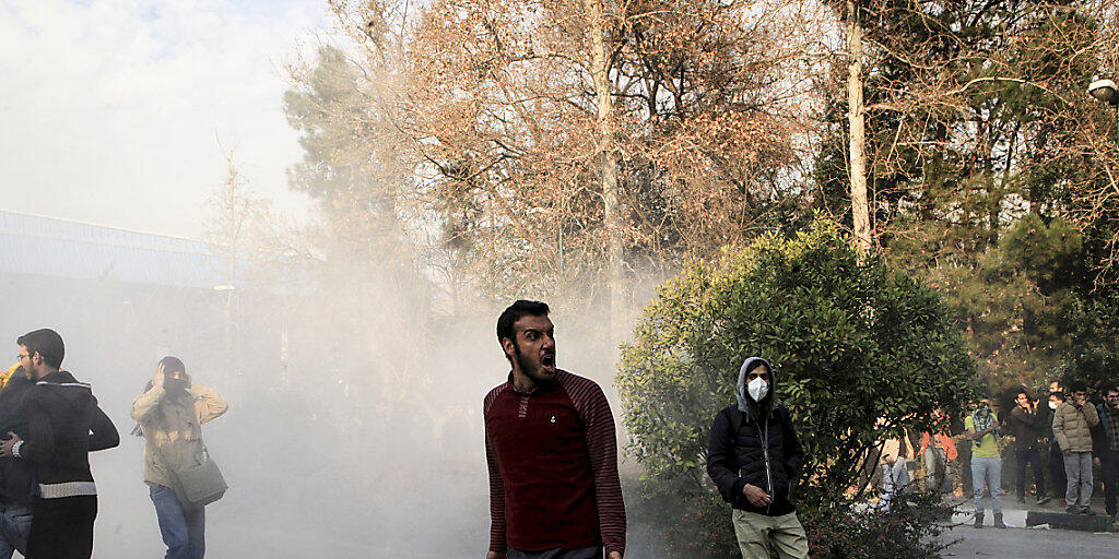 Studenten protestieren an der Universität Teheran.