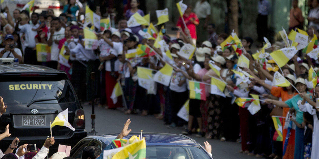 Tausende begrüssen Papst Franziskus in der myanmarischen Stadt Rangun.