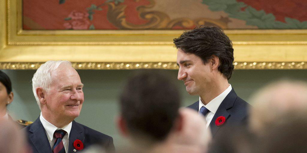 Der neue kanadische Premierminister Justin Trudeau (r.) steht bei seiner offiziellen Amtseinführung in der Rideau Hall in Ottawa neben Kanadas Generalgouverneur David Johnston Der neue kanadische Premierminister Justin Trudeau (r.) steht bei seiner offiziellen Amtseinführung in der Rideau Hall in Ottawa neben Kanadas Generalgouverneur David Johnston