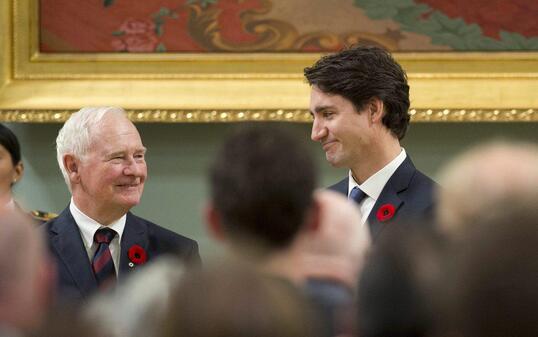 Der neue kanadische Premierminister Justin Trudeau (r.) steht bei seiner offiziellen Amtseinführung in der Rideau Hall in Ottawa neben Kanadas Generalgouverneur David Johnston