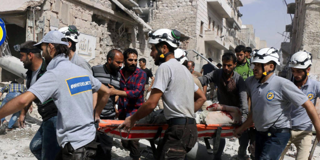 Mitglieder der Hilfsorganisation Weisshelme bringen einen Verletzten in Aleppo in Sicherheit. (Archiv) Mitglieder der Hilfsorganisation Weisshelme bringen einen Verletzten in Aleppo in Sicherheit. (Archiv)