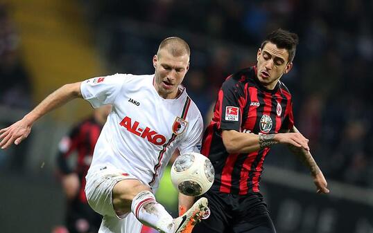 Ragnar Klavan (links) stand in den letzten vier Jahren beim FC Augsburg unter Vertrag