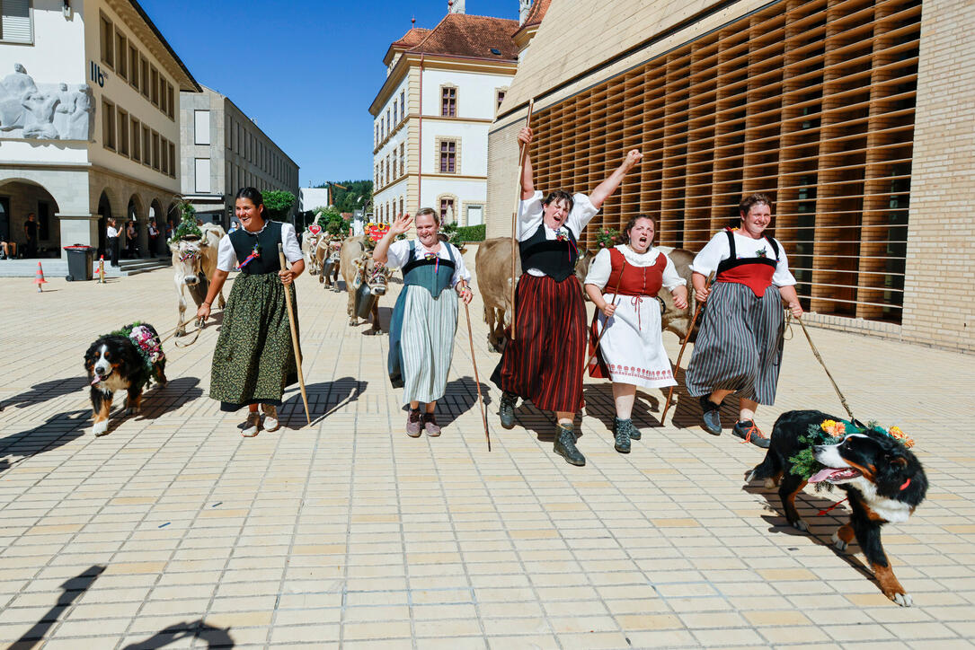 Alpabfahrt-Pradamee durch das Städtle von Vaduz.