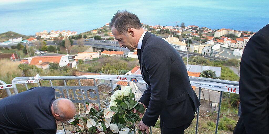 Der deutsche Aussenminister Heiko Maas (rechts) legt am Unfallort auf Madeira Blumen nieder.