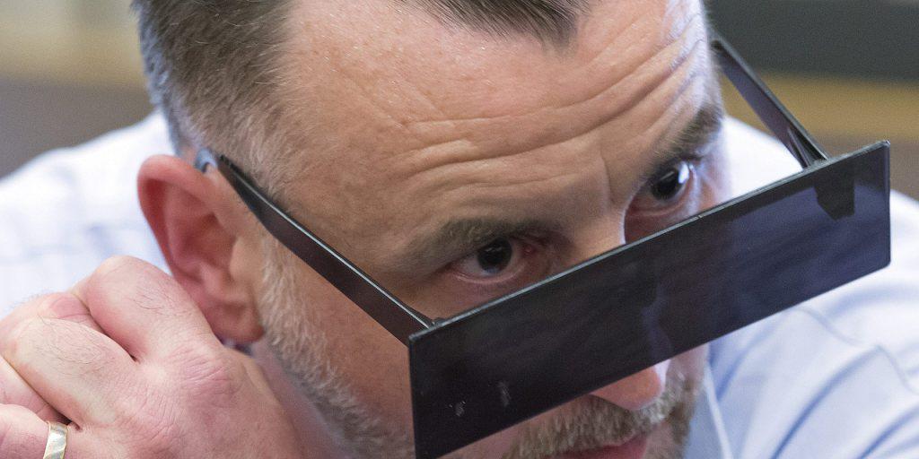 Pegida-Gründer Lutz Bachmann vor der Gerichtsverhandlung in Dresden mit Balkenbrille. Pegida-Gründer Lutz Bachmann vor der Gerichtsverhandlung in Dresden mit Balkenbrille.
