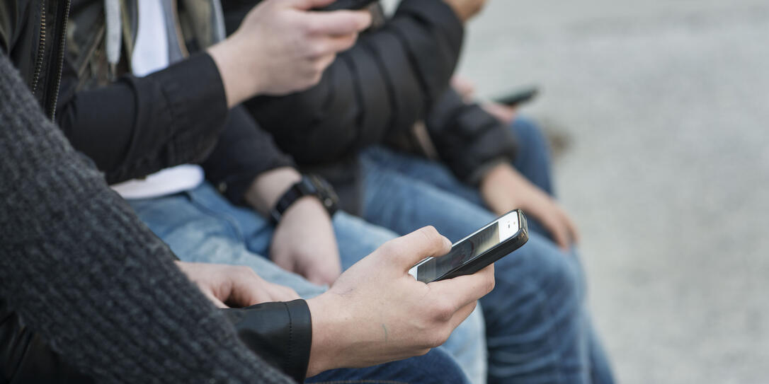 HANDY, NATEL, SMARTPHONE, JUGEND, JUGENDLICHE, TEENIES, KOMMUNIKATION MOBILTELEFON, HANDY, NATEL, SMARTPHONE, JUGEND, JUGENDLICHE, TEENIES, KOMMUNIKATION MOBILTELEFON,